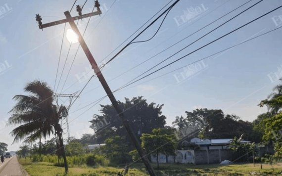 ¡Más de un mes que se esta cayendo el poste de luz y CFE ni sus luces!