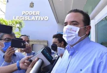 Entrega secretario de gobierno primera iniciativa que presenta el gobernador del Estado Carlos Manuel Merino Campos