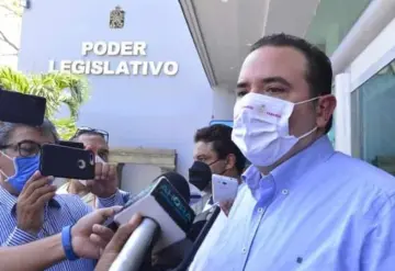Entrega secretario de gobierno primera iniciativa que presenta el gobernador del Estado Carlos Manuel Merino Campos