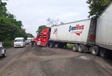 Tráiler doble remolque bloquea la carretera federal Villahermosa - Escárcega