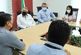 Alcalde de Comalcalco se reúne con funcionarios del INE