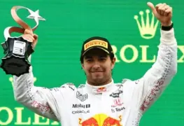 Checo Pérez culmina en tercer lugar en el GP de Turquía