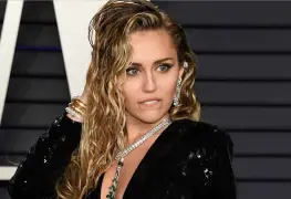 Miley Cyrus sorprende con arriesgado vestido con transparencias