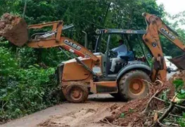 Retiran mont&iacute;culo de arena del deslave ocurrido ayer en la carretera Teapa-Tacotalpa