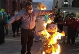Bur&oacute;cratas queman pi&ntilde;ata del gobernador de Colima y exigen pago de quincenas