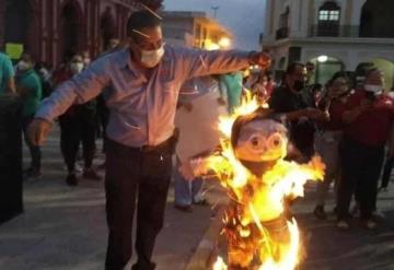 Burócratas queman piñata del gobernador de Colima y exigen pago de quincenas