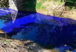 En Hidalgo, río Tula se tiñe de azul, autoridades ya investigan