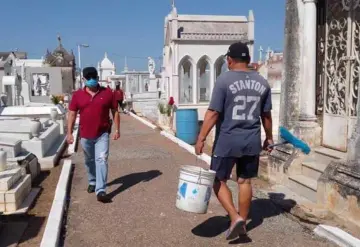 Cumplen ciudadanos con medidas sanitarias para ingresar a panteones