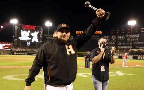 El pitcher tabasqueño Juan Pablo Oramas recibió el trofeo Vicente Huevo Romo como Pitcher del Año 2020-2021 de la LMP