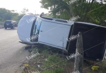 Vuelca camioneta que se desplazaba a exceso de velocidad