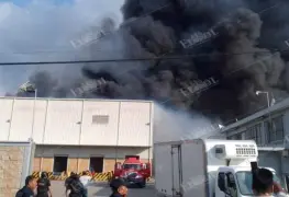 Se incendia CEDIS de abarrotera