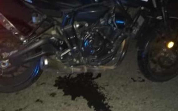 Motopatrulleros caen dentro de una coladera durante persecución