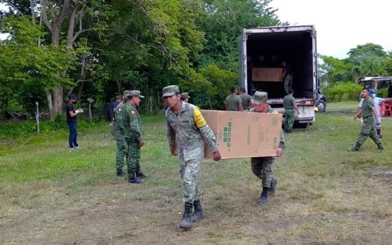 Reanuda Sedena entrega de enseres domésticos en Jonuta