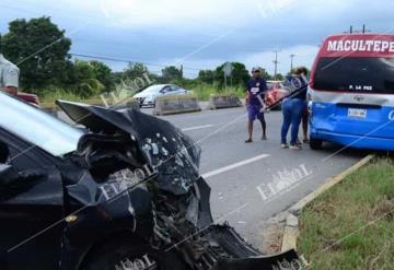 Automovilista ebrio se impacta contra combi en la carretera Villahermos-Frontera