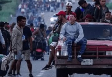 Después de 22 días, un camión y una caravana de migrantes siguen caminando por Oaxaca.