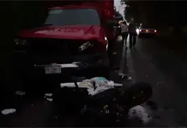 Camioneta embiste  y mata a mujer motociclista