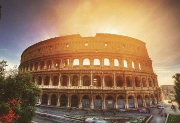 Por tomarse una cerveza turistas son multados por entrar de noche al Coliseo Romano