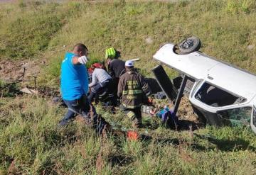 Volcadura de camioneta deja 14 lesionados en Toluca