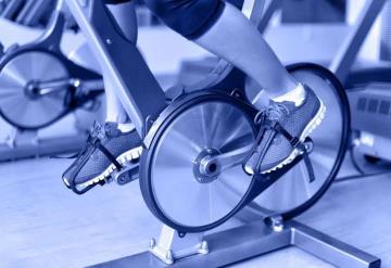 Mujer casi pierde una pierna luego de su primera clase de Spinning