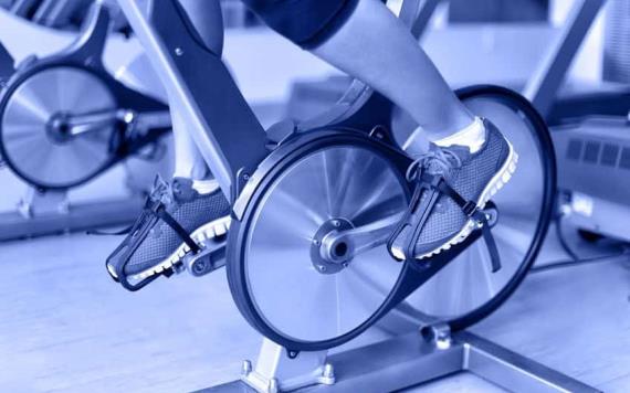 Mujer casi pierde una pierna luego de su primera clase de Spinning