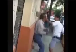 Jóvenes graban golpiza que le dan a adulto mayor para publicar el video en redes