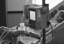 Mujer despierta del coma el día que la iban a desconectar; hijos preparaban el funeral