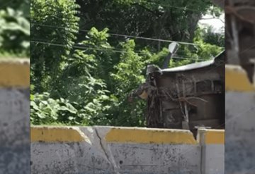 Vuelca trailer sobre la carretera federal Paraíso - Comalcalco