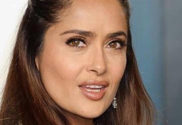 El escotado traje de baño con el que Salma Hayek deslumbró