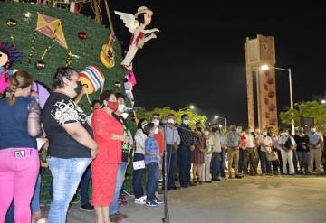 Encienden alumbrado de enorme pino navideño en Paraíso