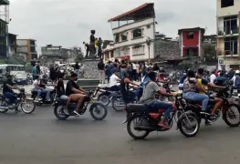 Sacan cuerpo de ataúd para despedirlo con paseo en moto