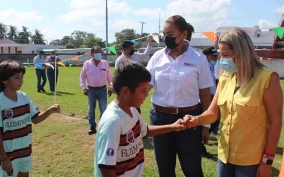 Dos equipos de fútbol de niños, recibieron medallas y balones de fútbol