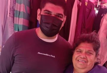 ¡Qué orgullo! Joven recien titulado agradece desde tianguis donde trabaja su madre