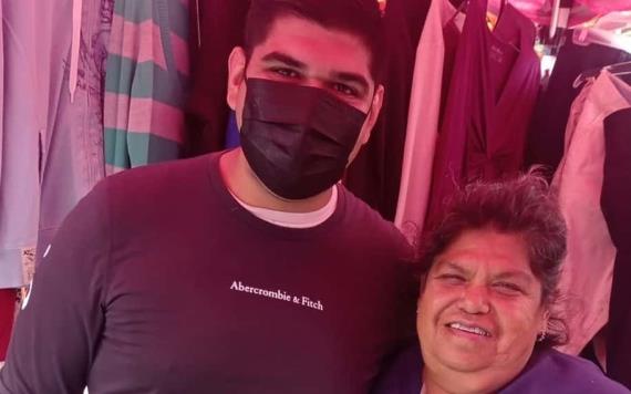 ¡Qué orgullo! Joven recien titulado agradece desde tianguis donde trabaja su madre