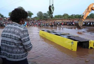 Chofer reta a río en Kenia y se hunde; mueren 32