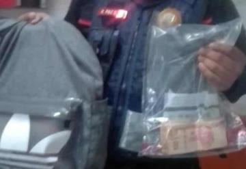 Usuario del Metro encuentra mochila con 10 mil pesos y la entrega a policías