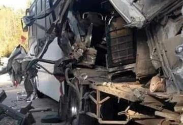 Choca camión de peregrinos en México-Puebla; 15 resultaron heridos y un muerto