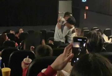 Durante estreno de: Spider-Man: No Way Home un joven propone matrimonio a su novia