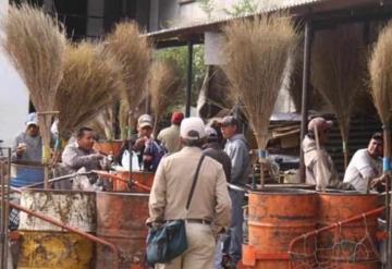 Por falta de aguinaldo y pensiones barrenderos bloquean la capital de Oaxaca