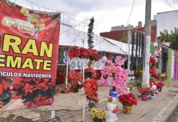 Comerciantes rematan productos navideños