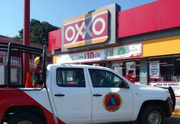 Sacan serpiente de un Oxxo en Teapa