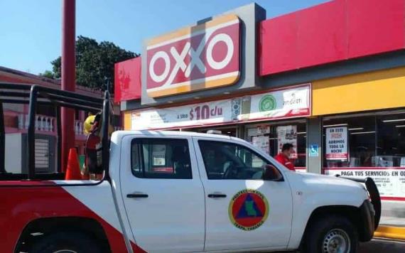 Sacan serpiente de un Oxxo en Teapa