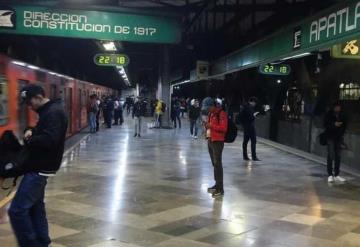 Intenta recuperar su celular que cayó a las vías del Metro en CdMx; muere electrocutado