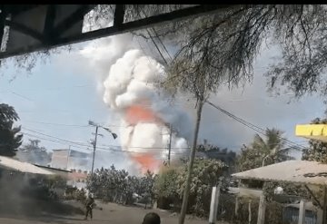 Fuerte explosión de bodega con pirotecnia en Apatzingán