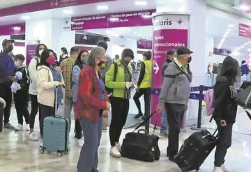 Pese alerta por Ómicron, viajeros en CDMX saturan el Aeropuerto Internacional