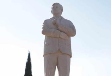 Morenistas exigen reponer estatua vandalizada de AMLO