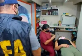 Detienen a falso médico mientras realizaba cirugía en una habitación llena de perros