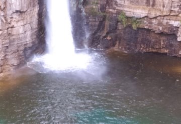 Al menos 6 muertos y 32 heridos al caer una porción de montaña rocosa contra tres barcos en Brasil