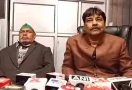 Hombre mayor golpea a diputado en público