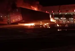Se incendia tráiler que circulaba sobre la autopista México-Puebla