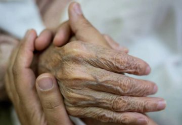 Abuelita es trasladada en camioneta; nieto afirma que le negaron atención medica